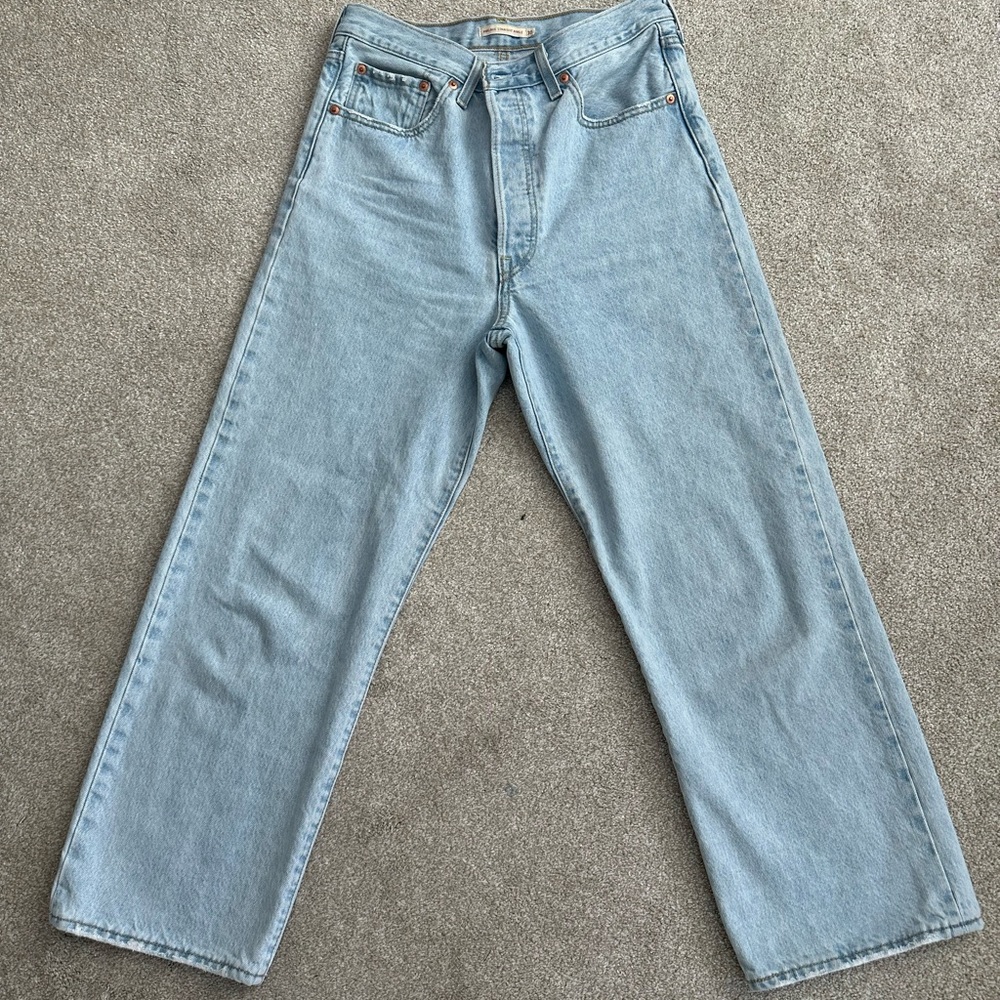 Levi’s ribcage straight leg. Light wash